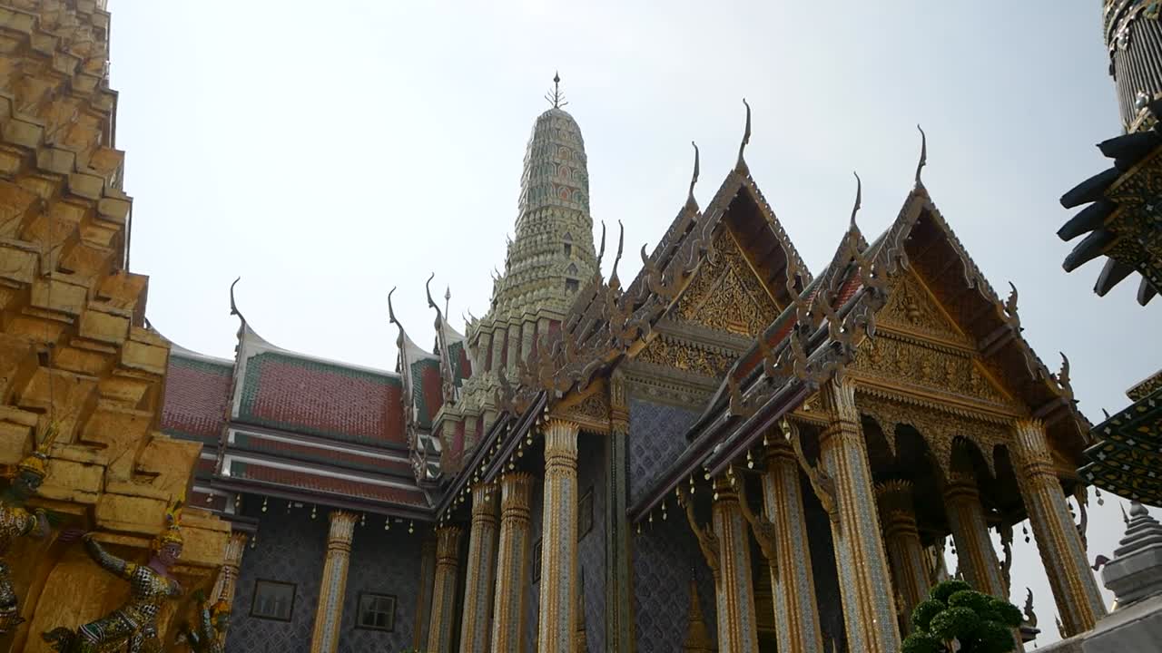 Design esterno di Wat Phra Kaew, di giorno