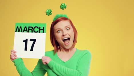 Frau-Hält-Einen-Kalender-Mit-Einem-Datum-Für-Den-St.-Patrick&#39;s-Day