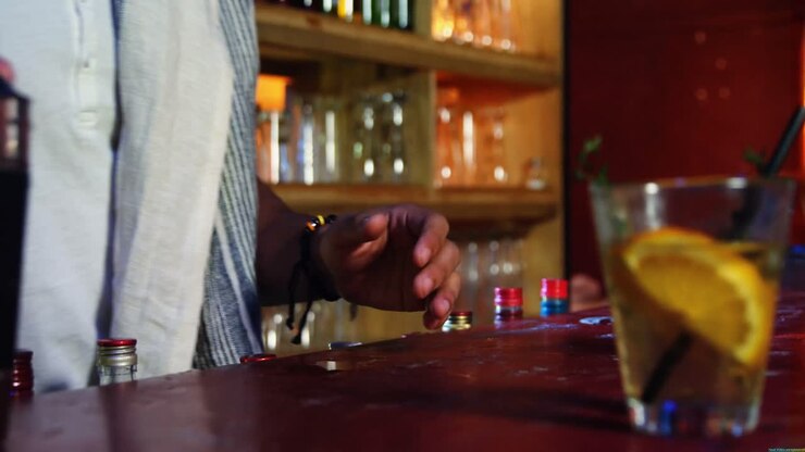 Barman che prepara due bicchieri di cocktail, 4K 4k