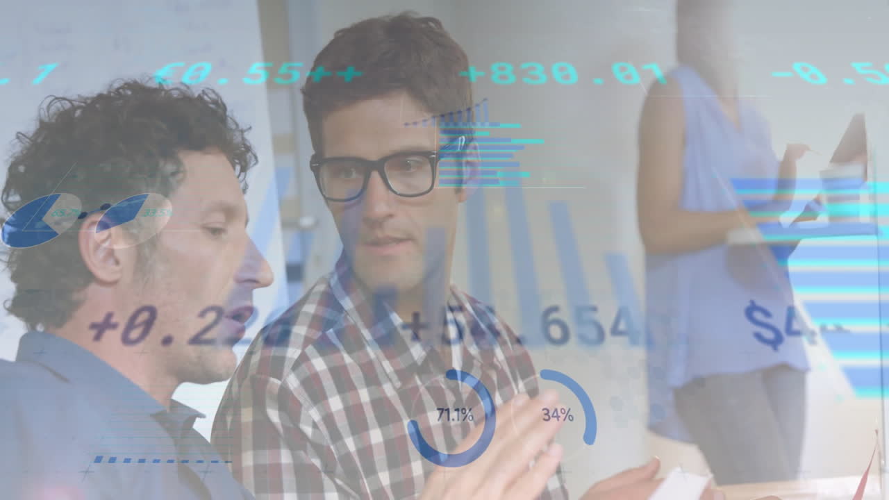 animación del procesamiento de datos sobre diversos colegas que hablan en la oficina