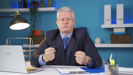 un hombre de negocios enojado mirando a la cámara.