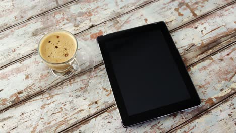 Kaffeetasse-Und-Digitales-Tablet-Auf-Holzbrett