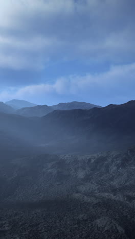 Paisaje montañoso de niebla