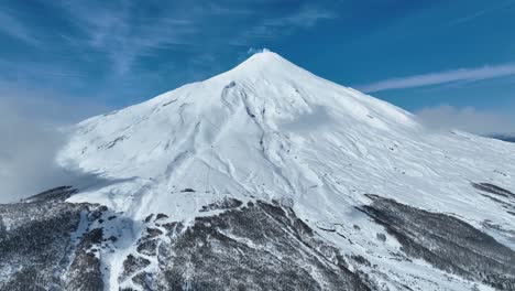 Vulkan-In-Den-Wolken-Bei-Villarrica-In-Los-Rios,-Chile