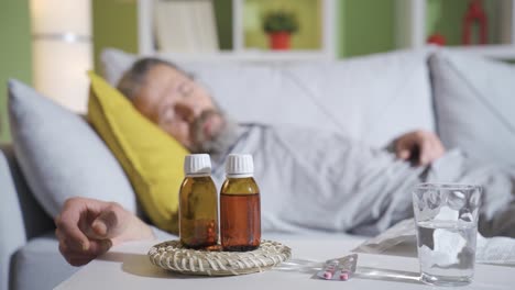 retrato de un anciano enfermo en casa y sus medicamentos.