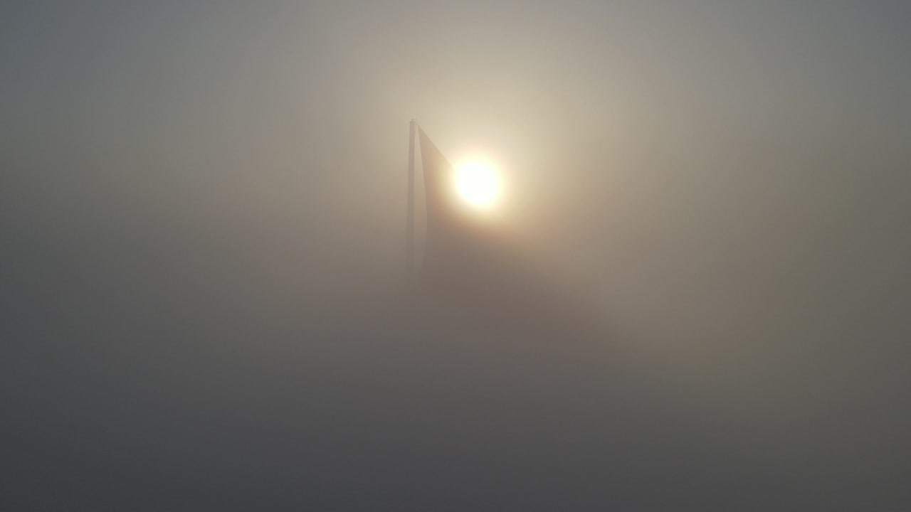 bandera turca en la niebla colina de camlica uskudar