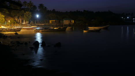 Lapso-De-Tiempo-Del-Pueblo-Pesquero-De-Goa-Con-Barcos-Al-Amanecer,-Goa,-India