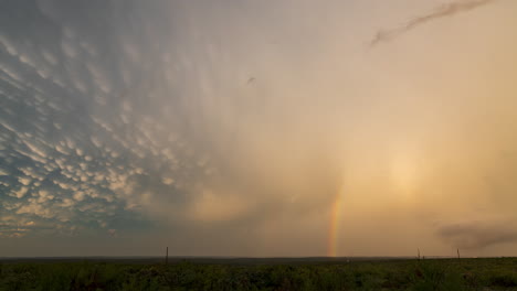 Mammatus-Y-La-Exhibición-Del-Arco-Iris-Se-Produce-Después-Del-Paso-De-Una-Supercélula-Productora-De-Tornados-En-El-Sur-De-Texas