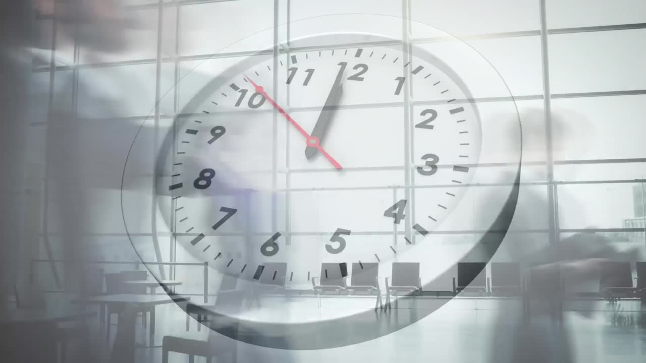 animación del reloj de tic-tac contra el lapso de tiempo de los empresarios que caminan en la oficina
