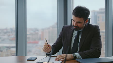jefe serio leyendo el informe poniendo la firma en el papel de cerca. hombre papeleo