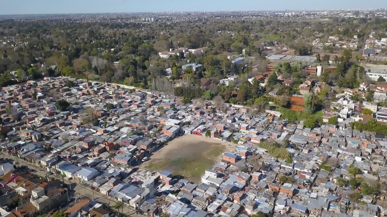vista aérea de los barrios marginales, panorámica tomada por un dron, del norte de buenos aires, argentina