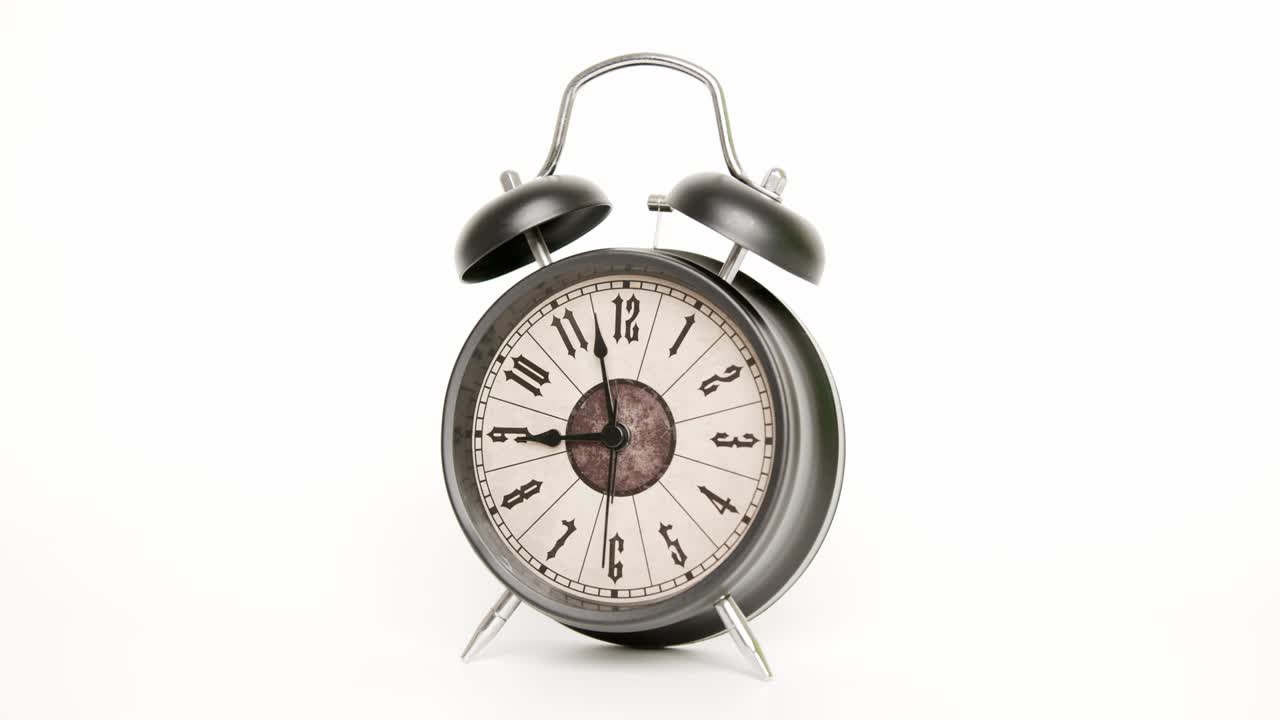 클로즈업, 빈티지 알람 시계 시간의 흐름을 보여줍니다.