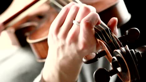 violinista tocando - primer plano de sus manos