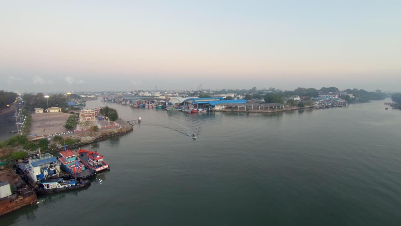 Aerea: Ripresa con drone verso il porto sull'estuario nella città di Rayong in Thailandia, Sud-est asiatico.