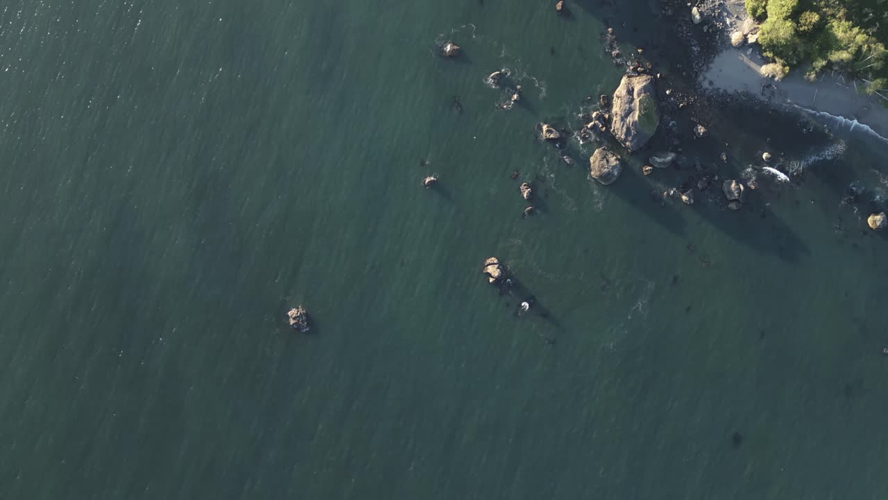 드론  다운 뷰는 오리건의 고립된 해변을 해안 암석구조에서 드러니다.