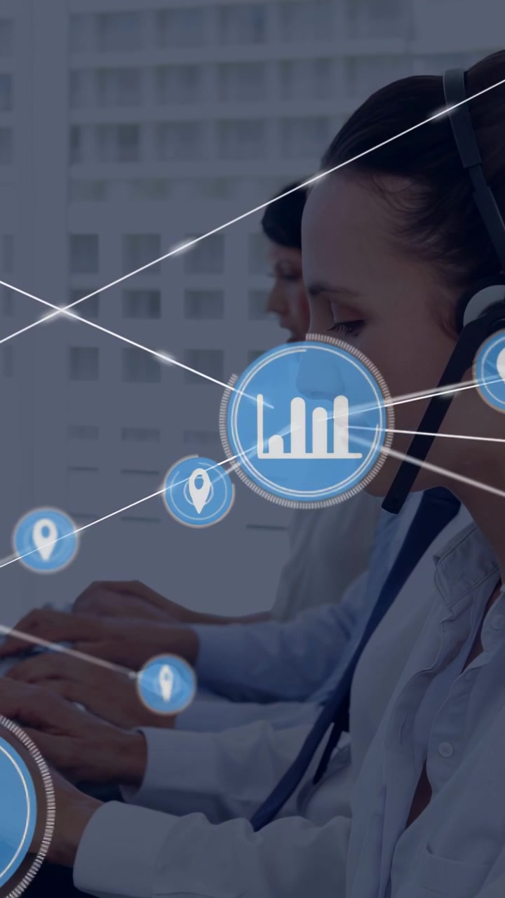 Video verticale: Operatori di call center che digitano mentre un'icona blu appare sovrapponendosi a grafici che mappano gli utenti