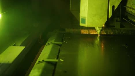 máquina de corte por láser en acción