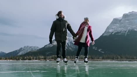 Pareja-Patinando-Juntos-En-Un-Lago-Congelado