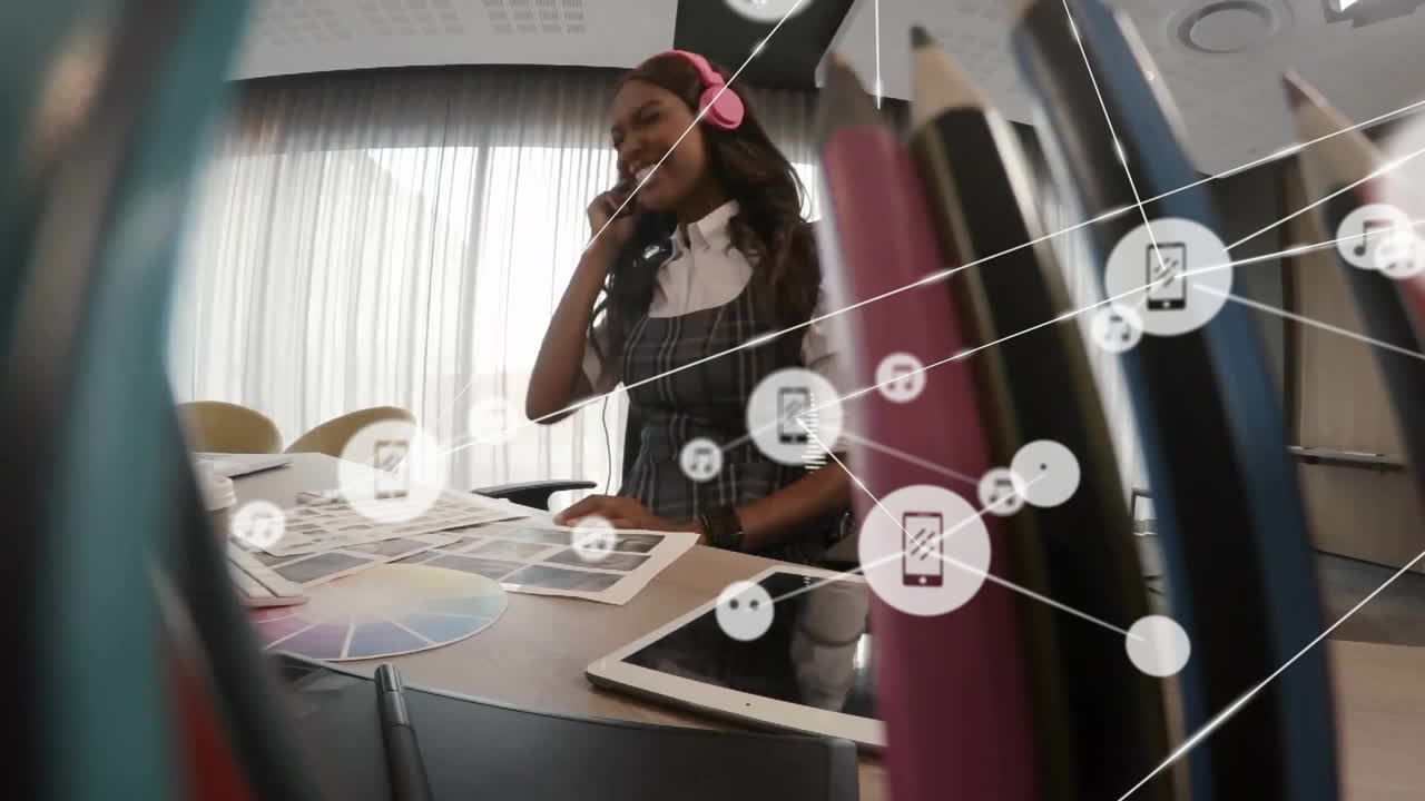 animación de la red de conexiones con íconos sobre mujer de negocios asiática en la oficina