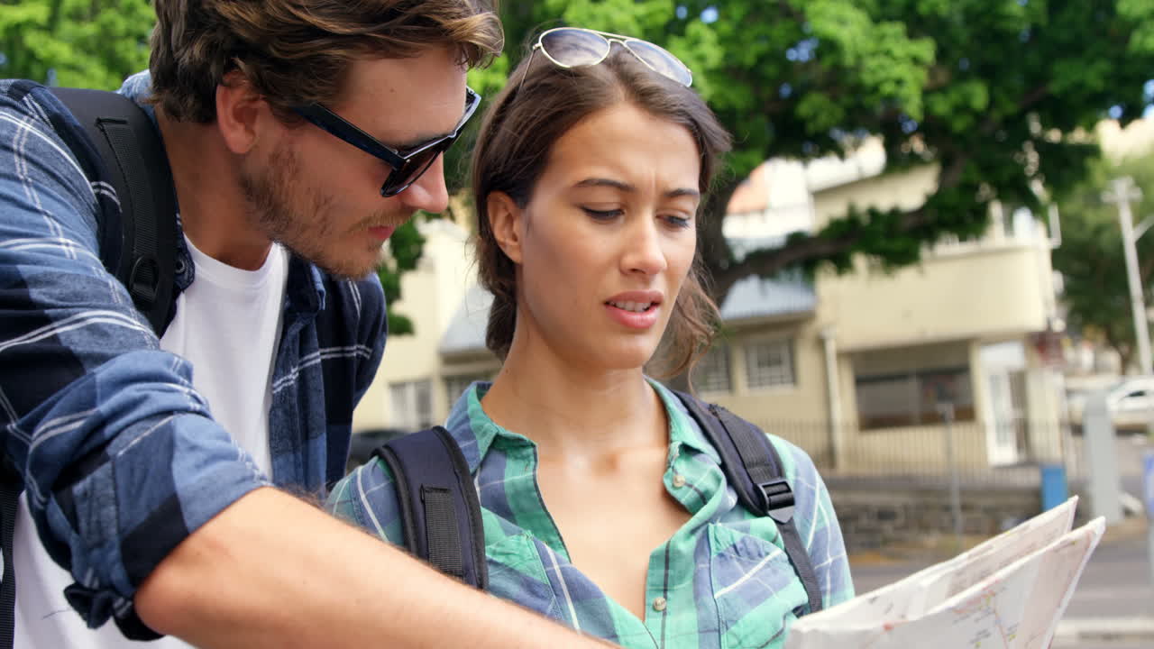 amigos mirando el mapa