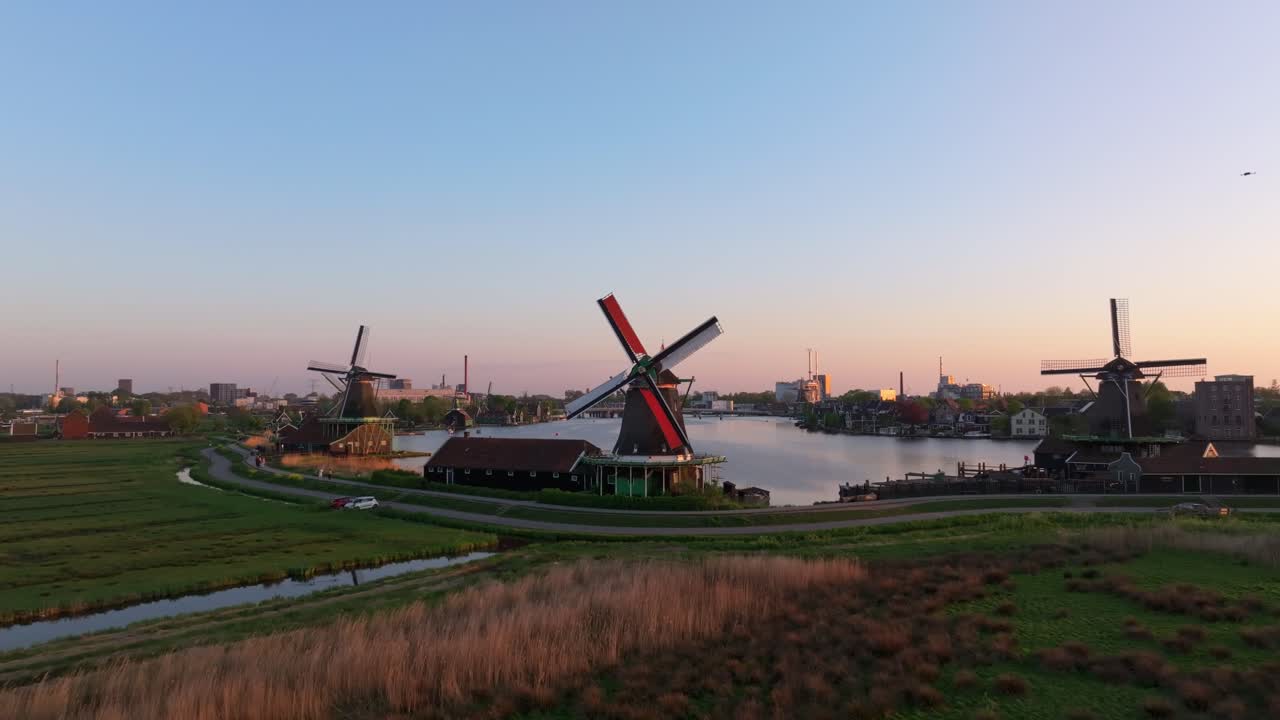 Vista aerea dei mulini a vento in funzione a Zaanse Schans la sera del Giorno del Re, Olanda