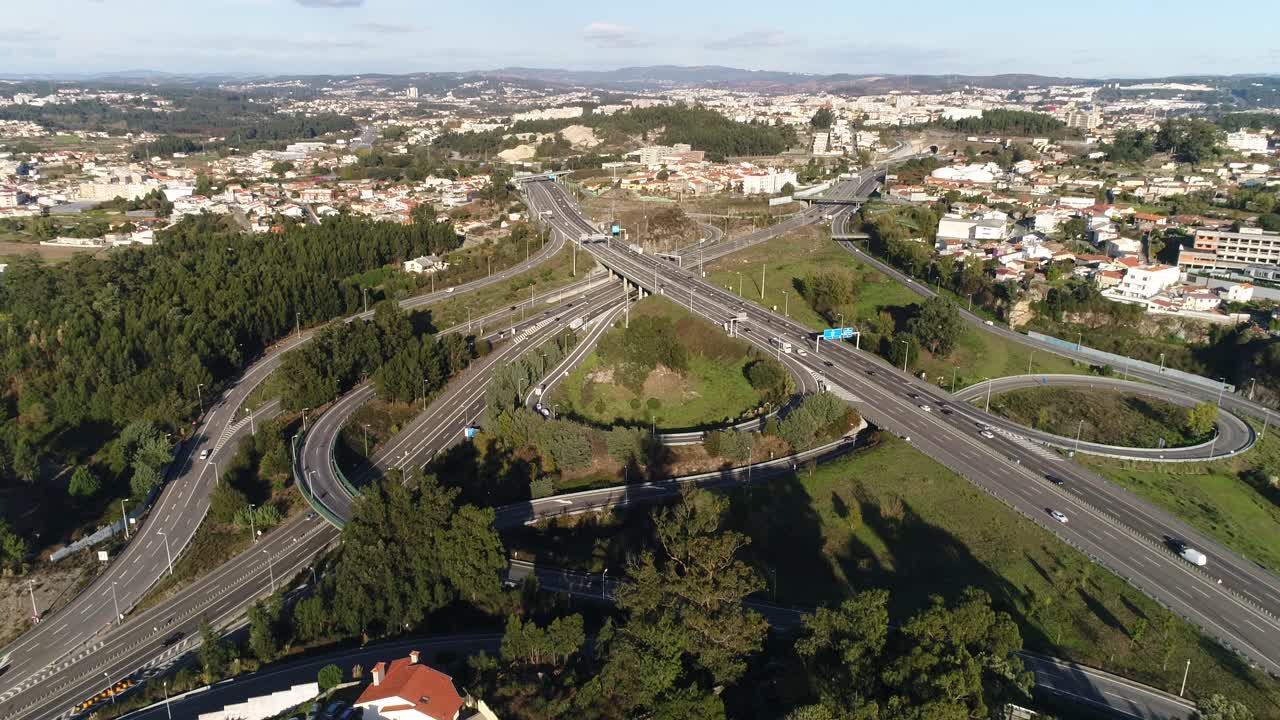 vista aérea del tráfico en una carretera de varios carriles