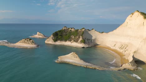 Hermoso-Vuelo-De-Drones-Sobre-Los-Acantilados-Del-Cabo-Drastis-En-Corfú,-Grecia