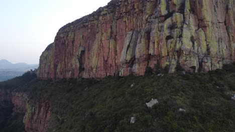 un primer plano aéreo de la formación de las montañas rocosas la gran escarpa de drakensberg, que encierra la meseta central del sur de áfrica