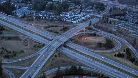 Vista-Aérea-De-La-Concurrida-Intersección-De-La-Autopista-Al-Atardecer