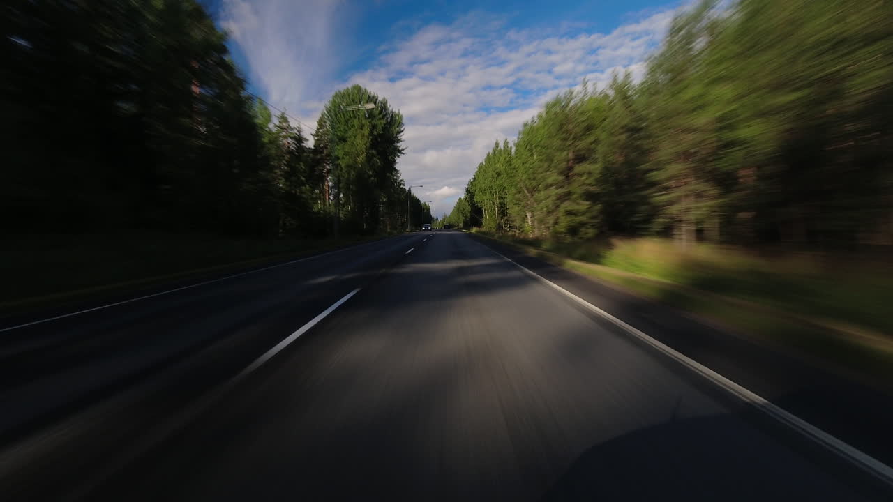 Ripresa in timelapse da un'auto in movimento lungo le strade che supera il traffico e si ferma ai semafori