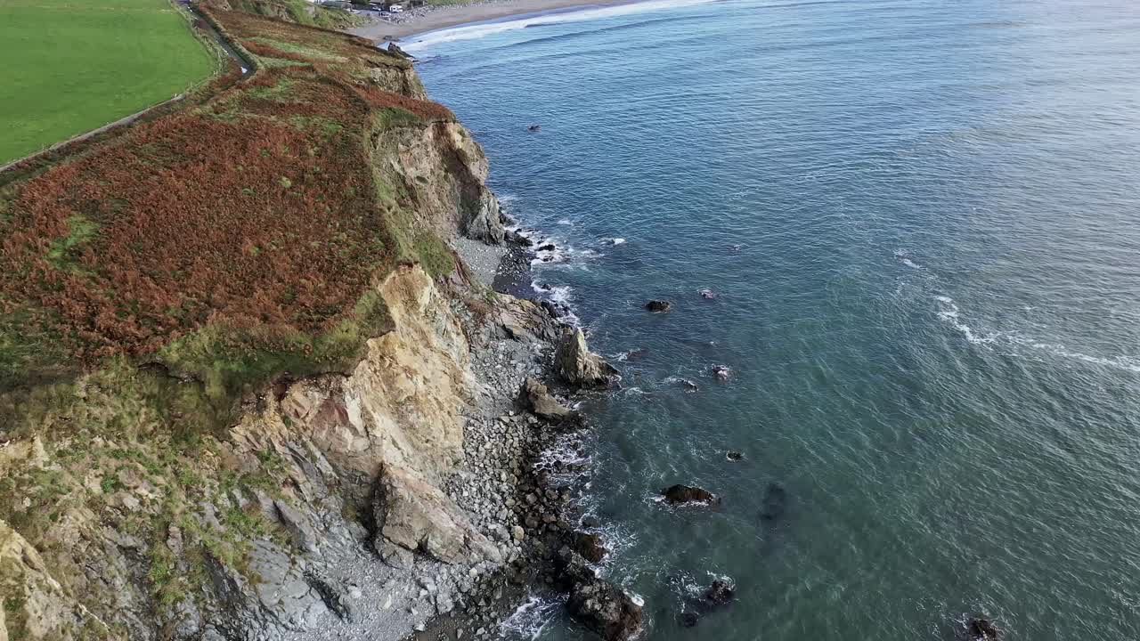 vista aérea de aguas claras y acantilados a lo largo de la costa de cobre en el sur de irlanda