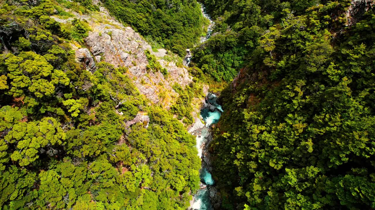 antena de drones de nueva zelanda de la cascada punchbowl del diablo, vista del arroyo en la parte superior