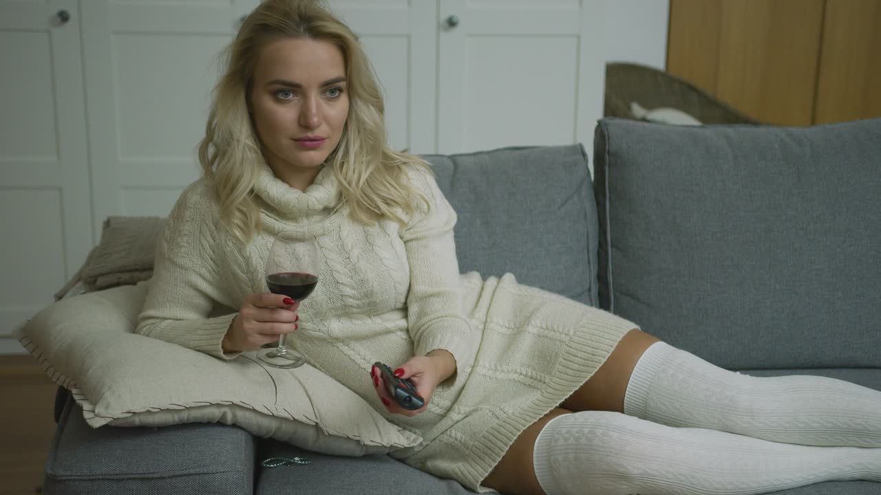 와인과 원격 웃는 여자