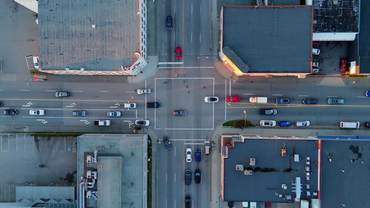 intersección de tráfico industrial en el atardecer antena