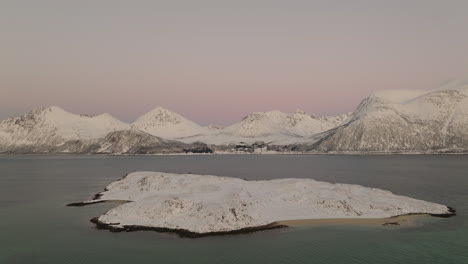 isla cubierta de nieve en medio del fiordo, paisaje invernal blanco