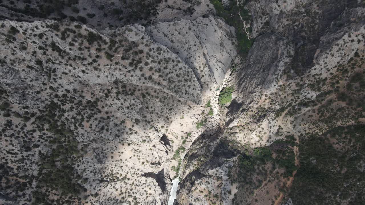 paisaje del cañón por encima de vídeo por dron, vídeo de paisaje impresionante filmado por dron dentro de las fronteras
