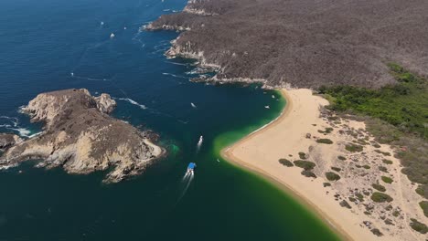 Vistas-Aéreas-De-Drones-Que-Capturan-La-Belleza-De-La-Bahía-De-Cacaluta-En-Huatulco,-Oaxaca.