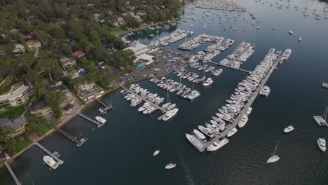 Luxusyachten-Im-Malerischen-Yachthafen-Von-Pittwater