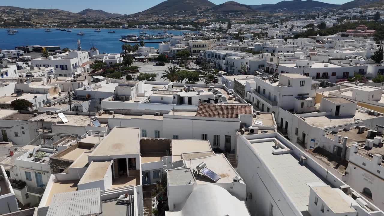 Cicladi, Isola di Paro, vista aerea panoramica circolare a sinistra sull'antico insediamento di Paroikia con architettura cicladica unica verso il mare e la baia in una giornata di sole