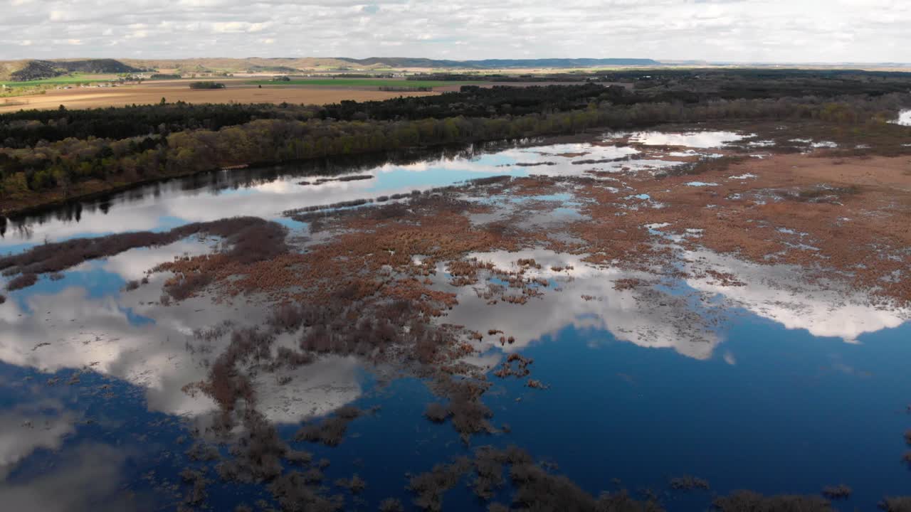 반사에 아름다운 구름과 함께 위스콘신 강 역류의 공중 패닝 전망