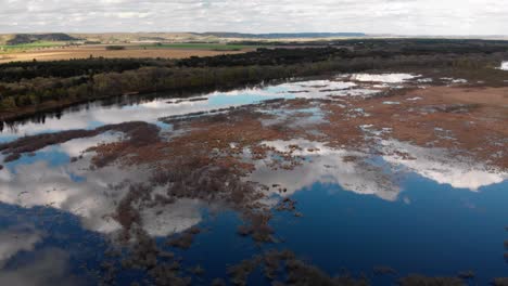 vista panorámica aérea del remanso del río wisconsin con hermosas nubes en los reflejos
