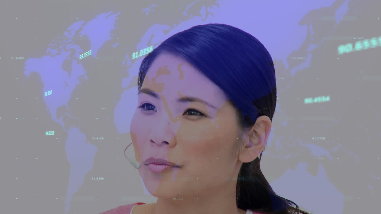 휴대폰 헤드 ⁇ 을 착용한 사업가 여성에 대한 통계 및 데이터 처리 애니메이션