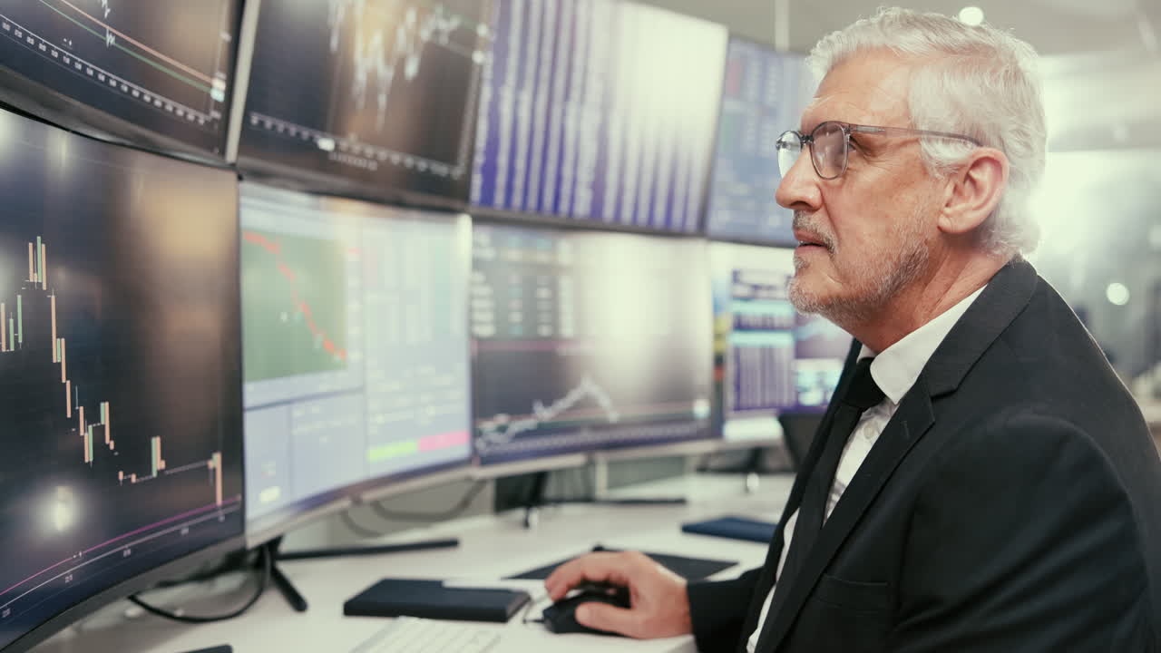 Uomo d'affari entusiasta che guarda i grafici di borsa