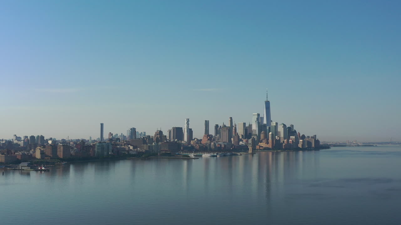 이른 아침에 뉴저지 쪽에서 허드슨 강의 무인 항공기 보기