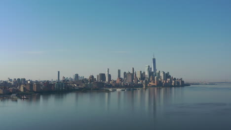 una vista de dron del río hudson desde el lado de nj temprano en la mañana