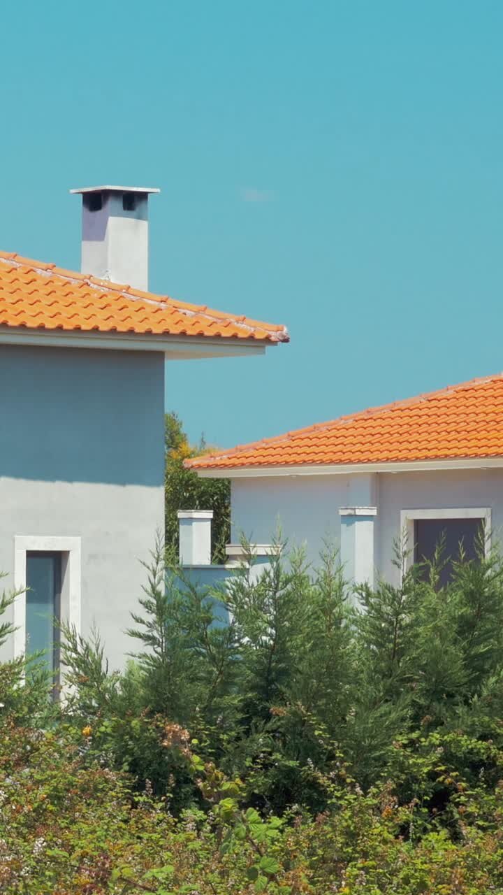 Case con tetti di tegole arancioni