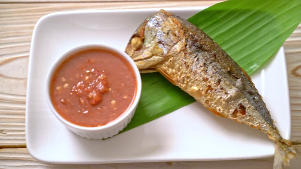 caballa frita con salsa picante de pasta de gambas al estilo de la comida tailandesa