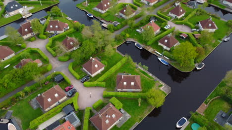 Blick-Auf-Den-Bungalowpark-Mit-Blick-Auf-Die-Stadt-Eernewoude,-Friesland,-Niederlande