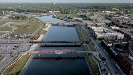 puentes sobre el río des moines en des moines, iowa con video de drones en movimiento