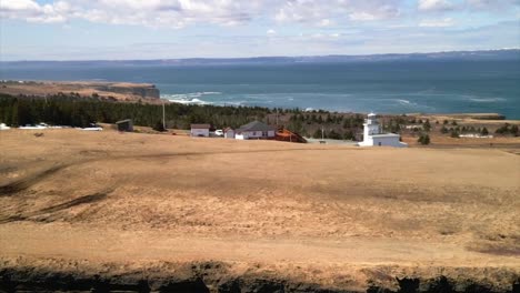 tomada de un avión no tripulado de capas de esquisto que se elevan para revelar un faro